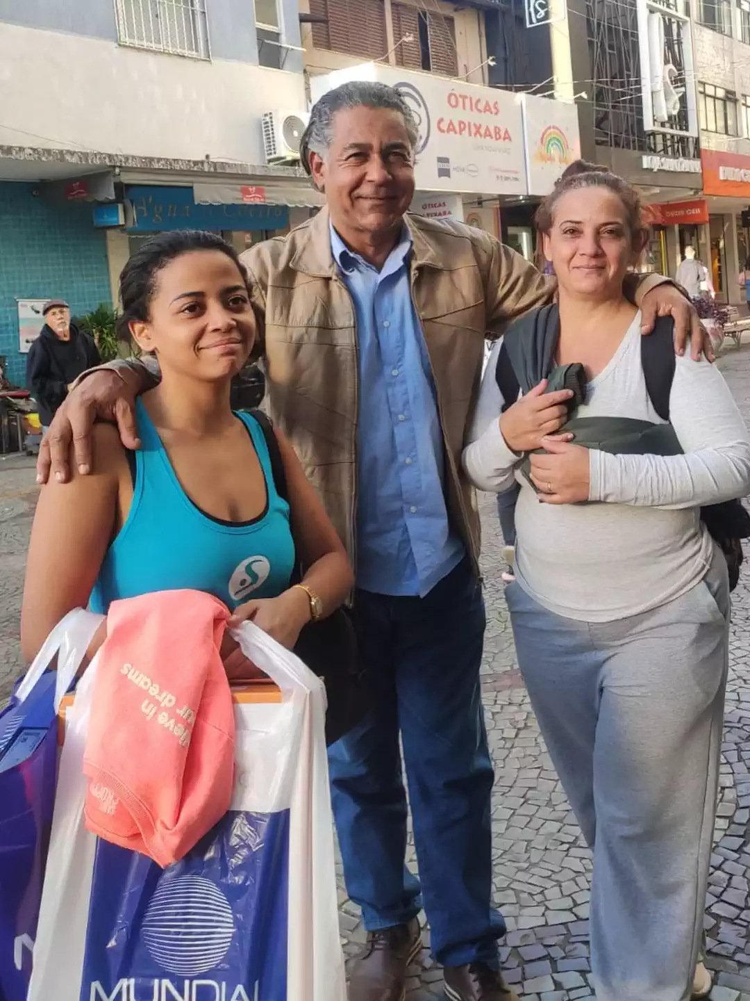 Amauri Damião com duas moradoras durante caminhada pelo centro de Viçosa