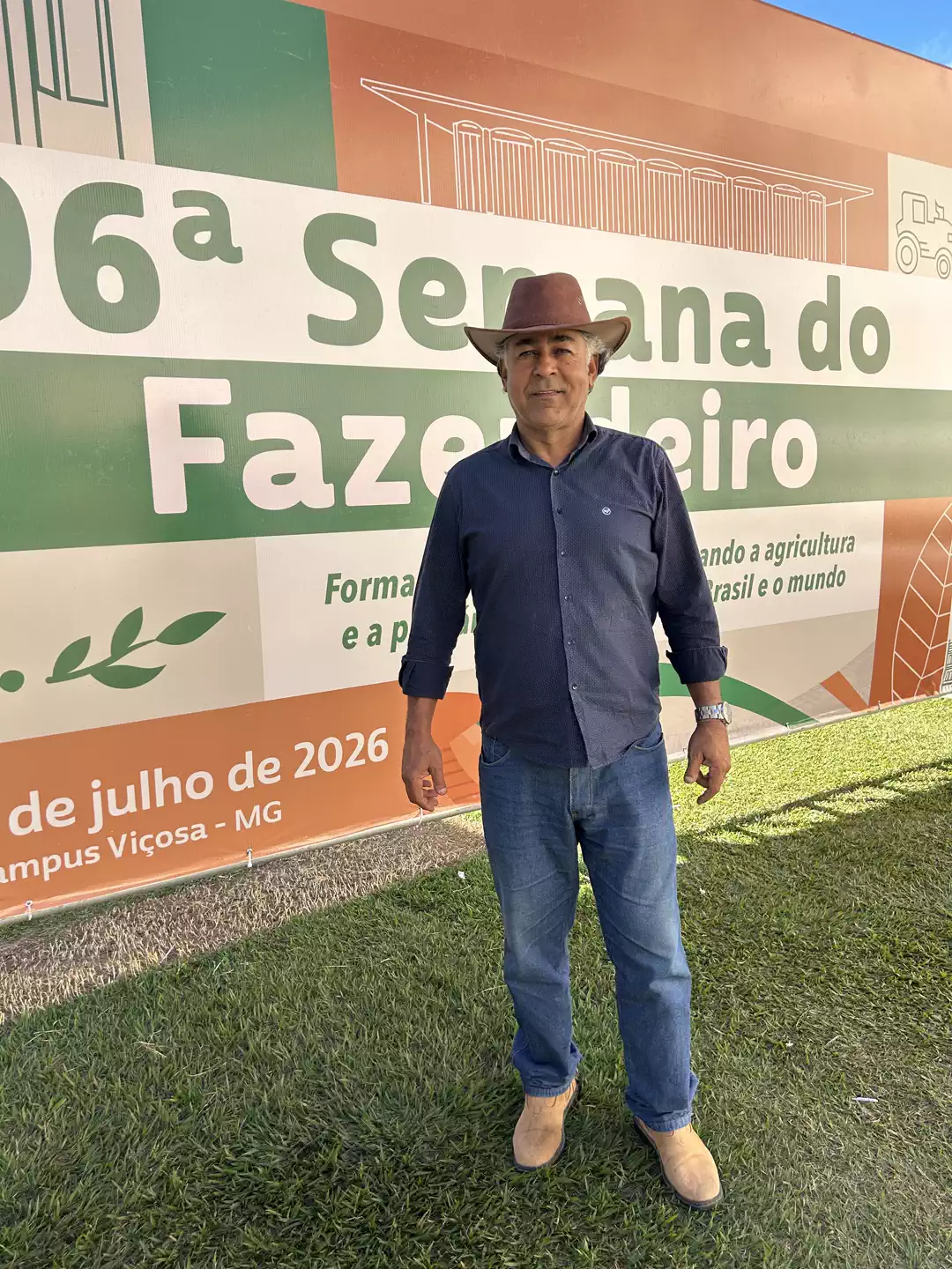 Amauri Damião diante do painel da 96ª Semana do Fazendeiro da Universidade Federal de Viçosa