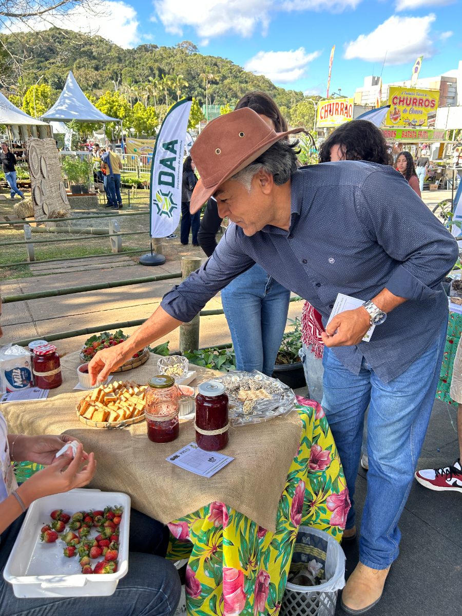 Amauri Damião conhece produtos de pequenos produtores na Semana do Fazendeiro