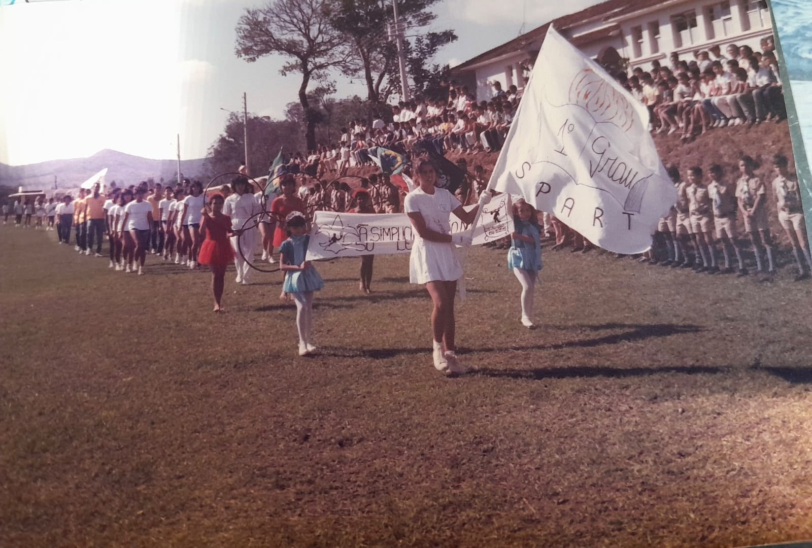 Desfile de abertura das Olimpíadas de 1984 no Centro Integrado Caio Martins de Esmeraldas